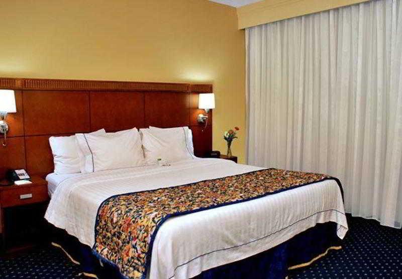 Courtyard Birmingham Гувер Номер фото